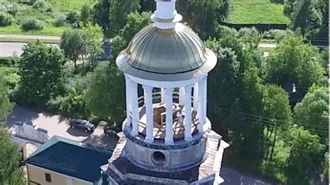 Filmó una iglesia desde el cielo y descubrió a una pareja teniendo sexo