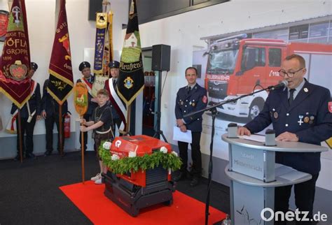 Volles Haus Und Tolle Stimmung Beim Hallenfest Der Feuerwehr Pleu En