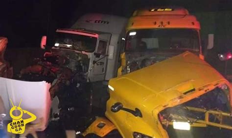 Michoacán Tractocamión Embiste Autos Y Se Impactan En Baño De Caseta