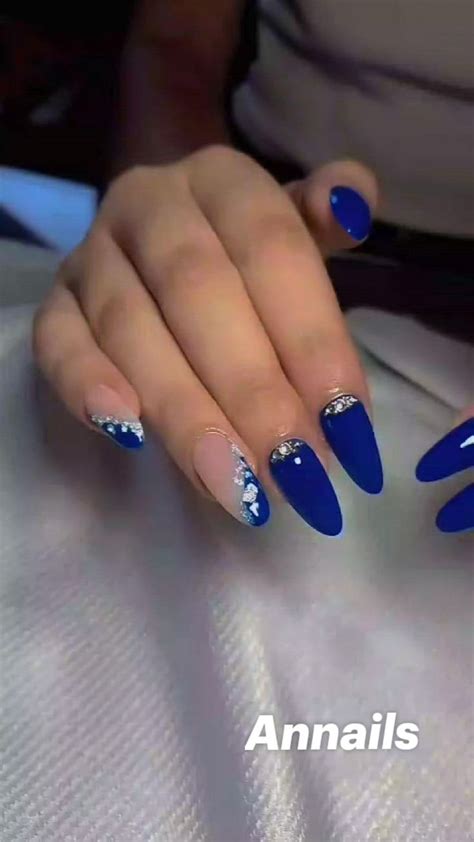 Annails en 2024 Diseños de uñas azules Uñas azules Diseños de uñas