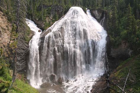 Top 10 Best Waterfalls in Yellowstone & How To Visit Them - World of Waterfalls