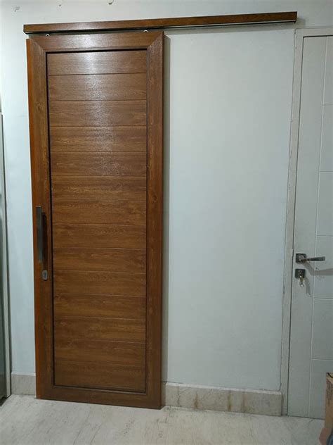 Pintu Utama Dari Panel Kusen Upvc Dengan Motif Urat Kayu