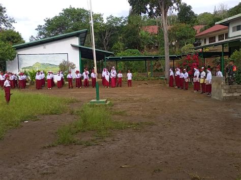 Babinsa Pimpin Upacara Bendera Di Sekolah Dasar Negeri Jamur Atu