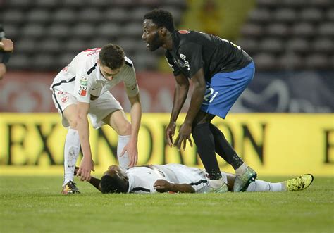 Infarto en pleno partido arrebata la vida al futbolista camerunés