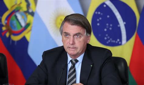 Bolsonaro entrega medalha imorrível imbrochável e incomível para Milei