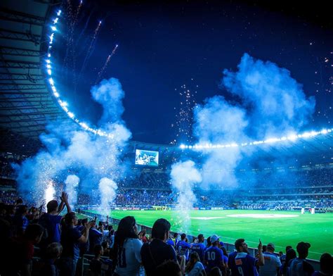 Ídolos do Cruzeiro promovem encontro emocionante no Mineirão