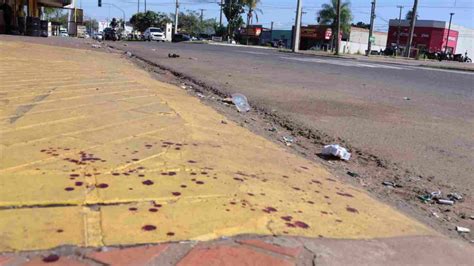 Após briga em conveniência homem caminha ensanguentado por um