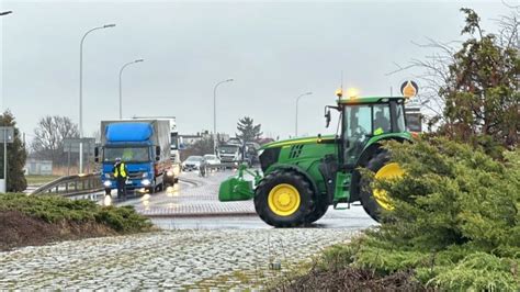 Rolnicy Daj Zmian Protest Na Drodze Krajowej Nr Rychwa D Broszyn