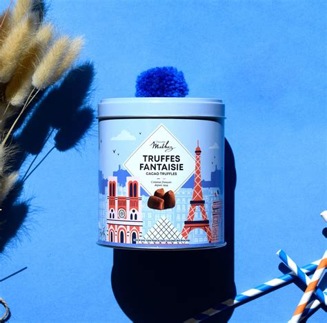 Jolie boite en métal de truffes fantaisie aux éclats de caramel au