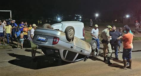 Motorista Sem Cnh Bate Em Carro Estacionado Capota E Gr Vida Acaba