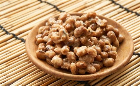 Natto O Soja Fermentada En Placa De Madera Sobre Fondo De Estera De