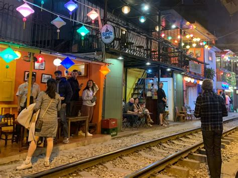 Hanoi Train Street Tawarkan Sensasi Ngopi Di Pinggir Rel Kereta Yang