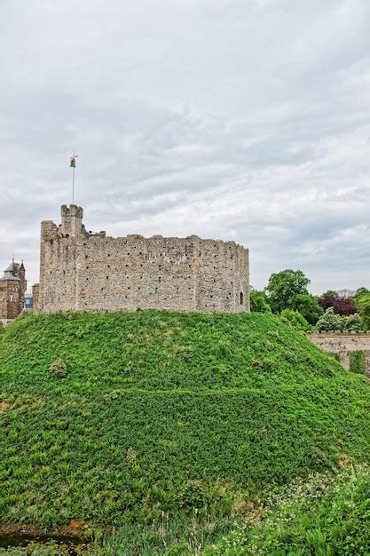 Watch Tower Uma Bandeira No Castelo De Cardiff Em Cardiff No Pa S