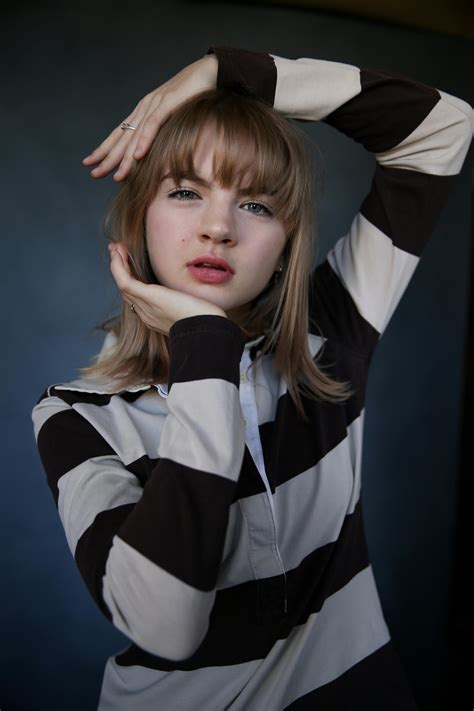 frame pose      frame pose stock  hd