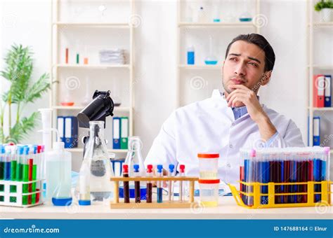 O Qu Mico Masculino Novo Que Trabalha No Laborat Rio Foto De Stock