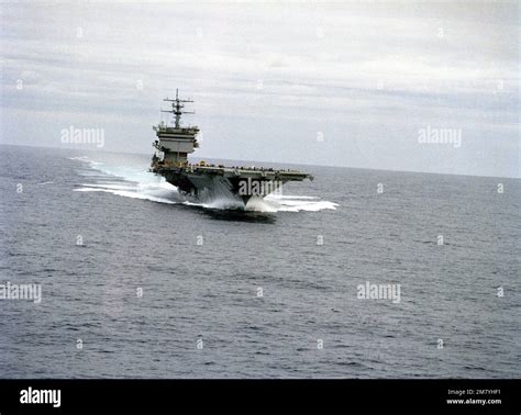 Vue à tribord du porte avions à propulsion nucléaire USS ENTERPRISE