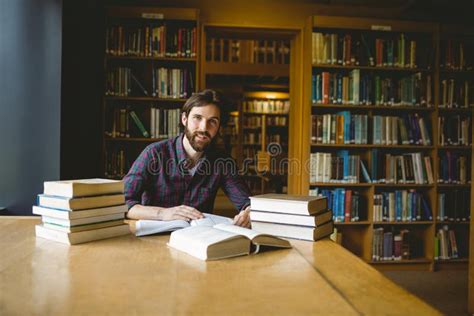 Estudante Do Moderno Que Estuda Na Biblioteca Foto De Stock Imagem De