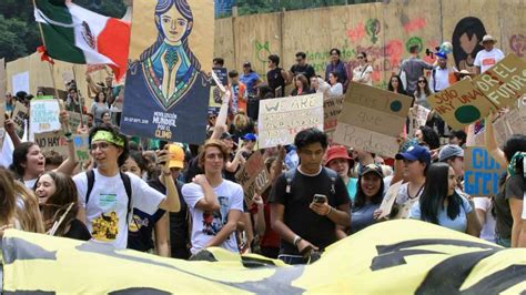 Ambientalistas marchan en la CDMX contra cambio climático