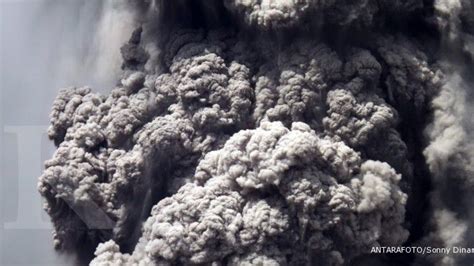 Surabaya Gerimis Abu Vulkanik Gunung Kelud