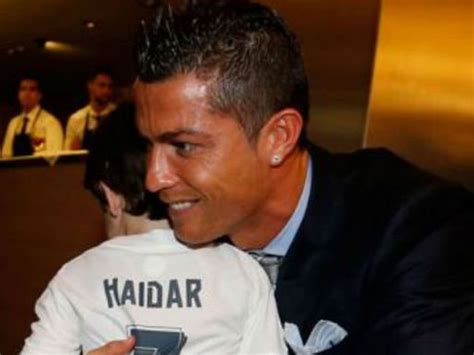 El emotivo gesto de CR7 con un niño huérfano