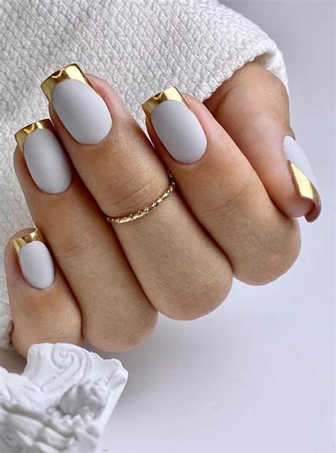 29 Pretty Simple Modern French Tip Nails Gold Tip Smokey White Nails