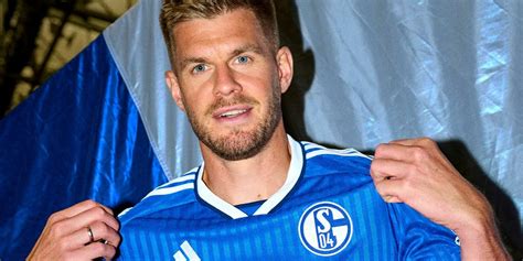 nächste Sonderausgabe Schalke stellt neues Heimtrikot vor