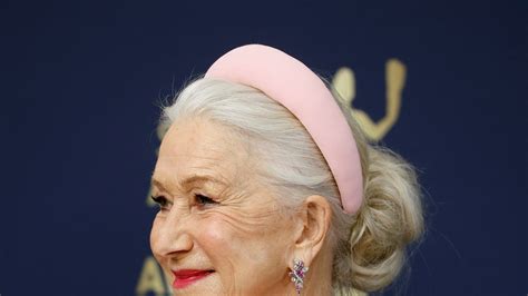 Helen Mirren Luce Sus Canas Con Elegancia En Los SAG Awards 2022 Glamour