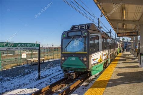 Tren MBTA Green Line Ansaldo Breda Type 8 en la estación East