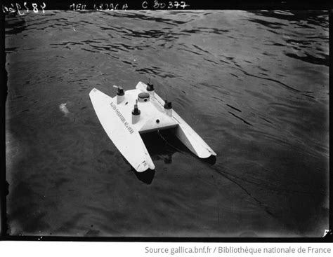 Lhydroglisseur En Maquette Lappareil De Face Sur La Seine