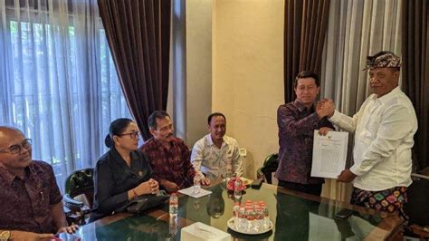 Nyoman Suwirta Resmi Serahkan Surat Pemunduran Diri Sebagai Bupati Ke