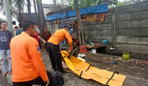 Truk Tabrak Tiang Pju Hingga Gerobak Bakso Di Margomulyo Surabaya