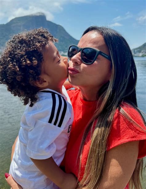 Viviane Araújo ganha beijo do filho e fãs elogiam a fofura de Joaquim