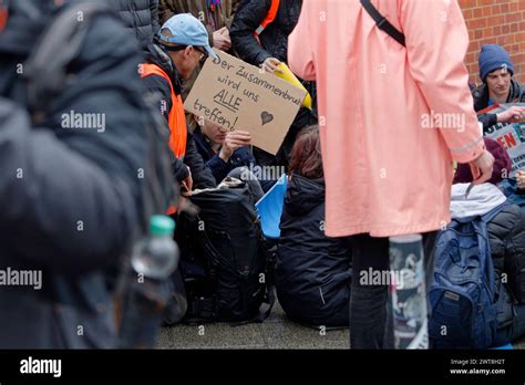 Polizei Gegen Klimaprotest An Der Warschauer Br Cke