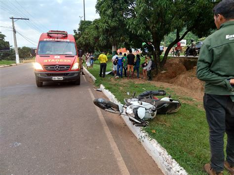 Motociclista perde controle do veículo bate num poste e morre junto