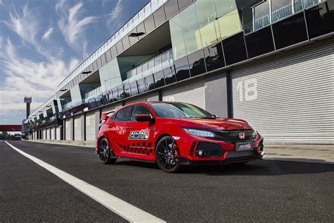 Jenson Button Sets Lap Record At Bathurst With Honda Civic Type R