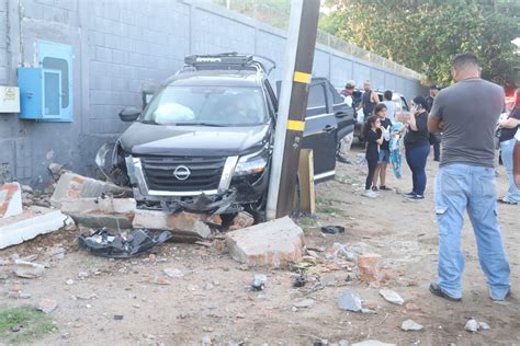 Familia Se Impacta En Su Camioneta Contra Barda Al Sur De Mazatlán Los Noticieristas