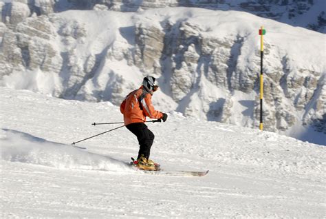 Skifahrer Auf Schwarzer Piste In Gerlos T Dlich Verungl Ckt Tiroler