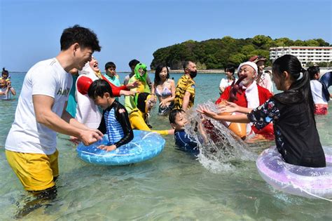 「本州で最も早い」海開き 和歌山・白良浜 若者らの歓声響く [写真特集1 5] 毎日新聞