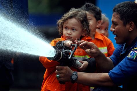 Mengenalkan Profesi Pemadam Kebakaran Kepada Anak Tk Republika Online