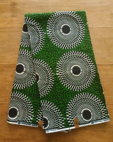 tissu imprimé wax africain motifs grands disques blancs sur fond vert