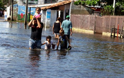 Alto Nivel Del Río Paraguay Y Las Inundaciones Provocan La Evacuación