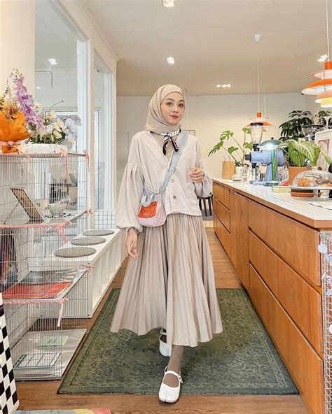 Padu Padan Outfit Hijab Dengan Rok Plisket