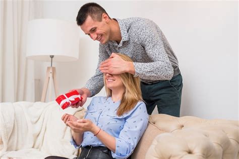 Cara Feliz Presentes Fechando Os Olhos Para A Senhora Sorridente No