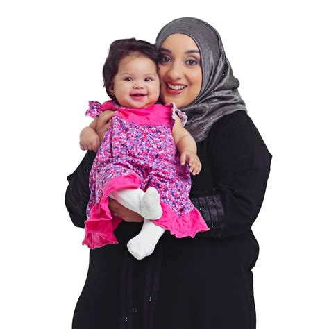 Islam retrato de madre y niña orgullosa mamá feliz en hijab y aislado