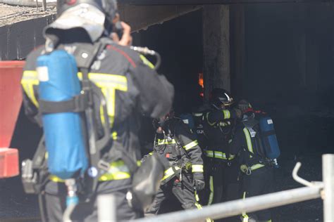 Un Incendio En Viesques Desata Una Gran Humareda Negra El Comercio