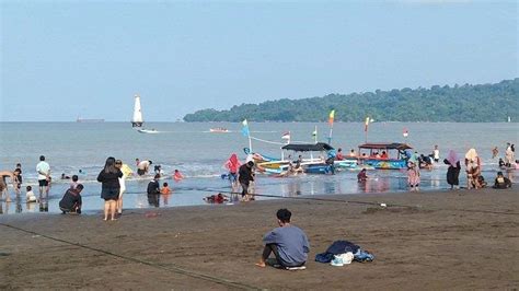 Pantai Teluk Penyu Cilacap Diserbu Pengunjung Terbanyak Wisatawan