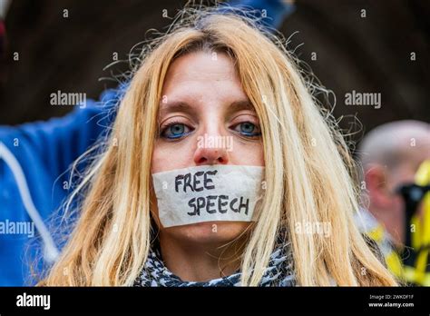 London Uk 20 Feb 2024 A Large Crowd Gathers Outside The Royal Courts