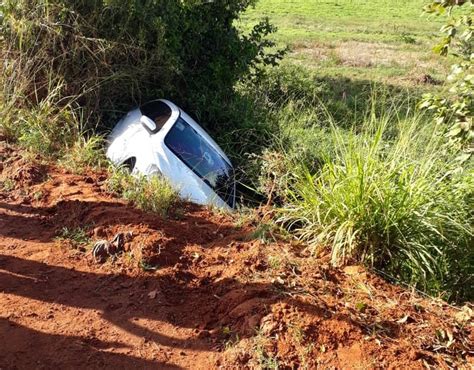 Motorista Sai Ileso De Acidente Ap S Carro Cair Em Ribanceira Alagoas