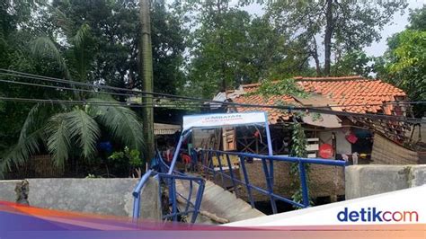 Warga Cipinang Jaktim Perbaiki Sementara Jembatan Rusak Tertimpa Pohon