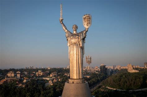 Ukraine Replaces Old Soviet Symbols On Iconic Monument Fmt